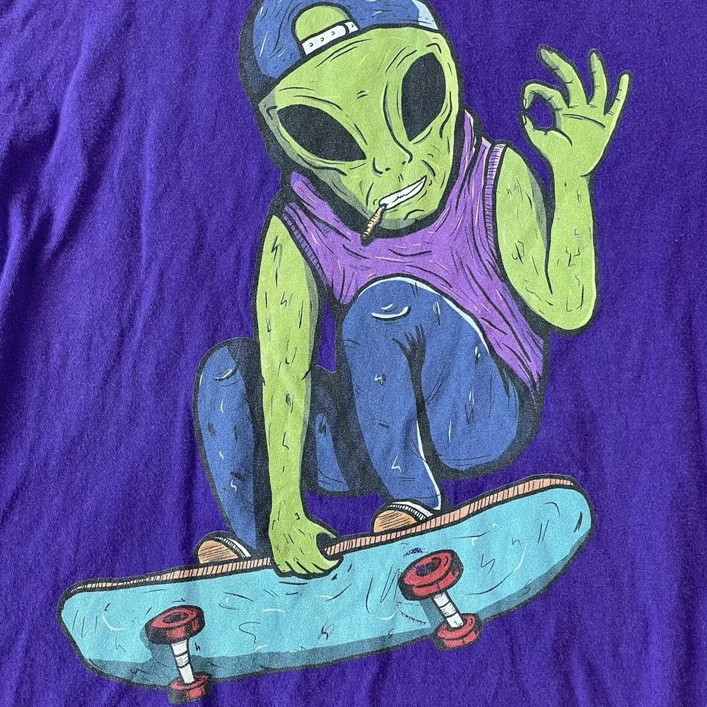 AYYLIEN Shirt Adult  Purple Alien Graphic Skateboard‎  Space Surfer Stoner Skate